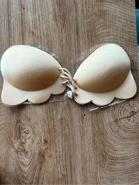 Seamless Lace-Up Adhesive Strapless Bra in Nude brand new never used 32b
